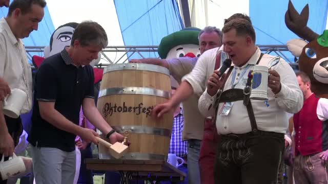 OKTOBERFEST 2015. 300.000 de oameni sunt asteptati la cel mai mare festival al berii in Romania