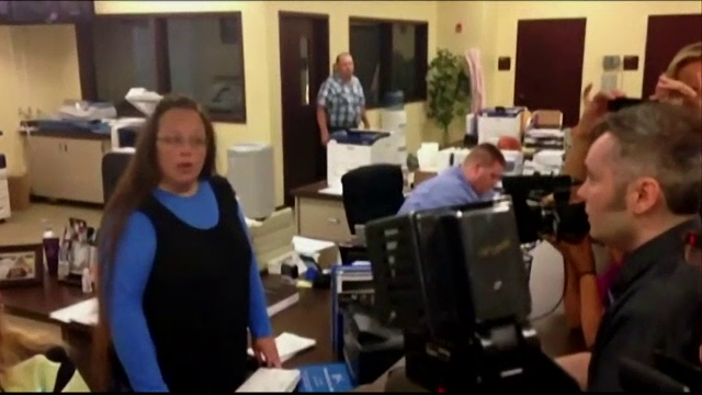 Functionara care a refuzat sa dea autorizatie de casatorie cuplurilor gay a ajuns la inchisoare. Cat timp va sta dupa gratii