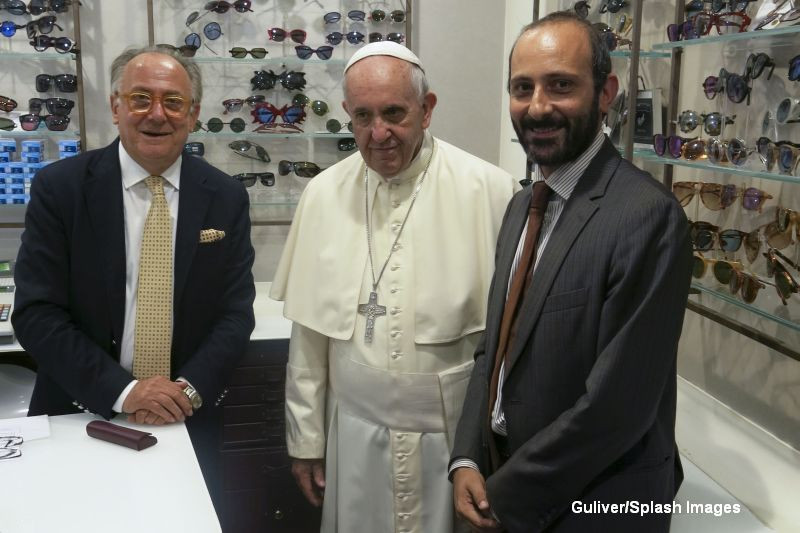Papa Francisc a mers in Roma pentru a-si cumpara ochelari. Cum a reactionat cand vanzatorul a vrut sa ii faca o reducere