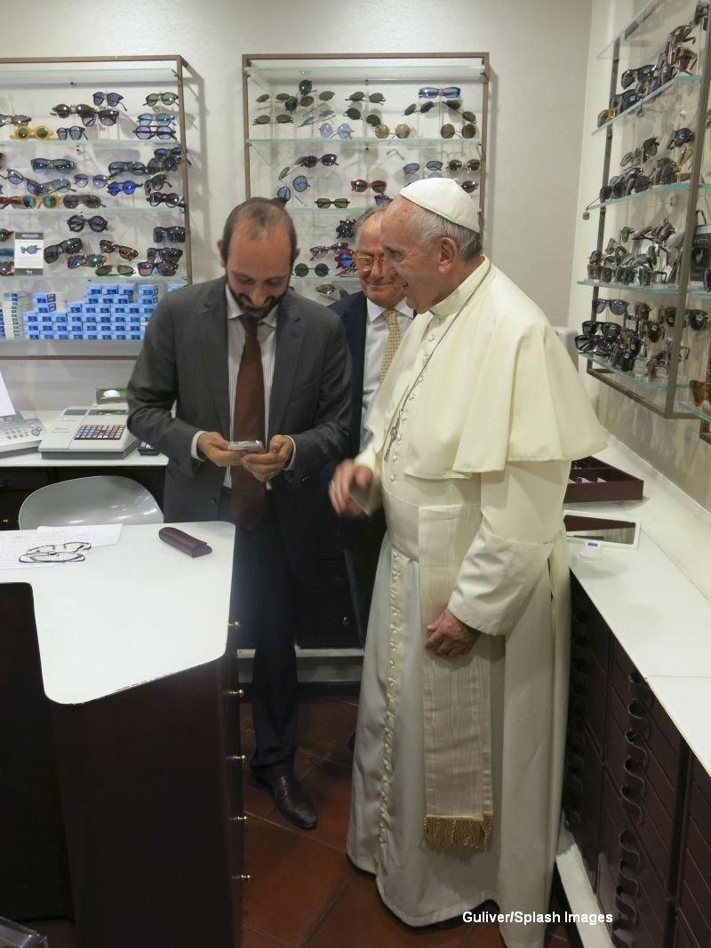 Papa Francisc si-a cumparat ochelari din Roma