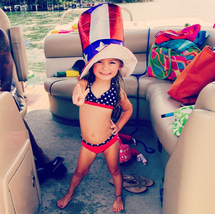 Are doar 3 ani, dar executa impecabil acrobatii dificile. Cum a devenit "micuta zburatoare" senzatie pe Instagram: VIDEO