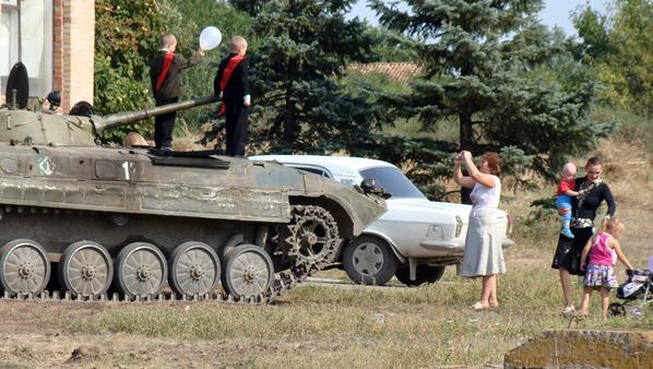 Un tata si-a adus baiatul, in prima zi de scoala, pe un tanc. Imaginile incredibile surprinse in Donetk