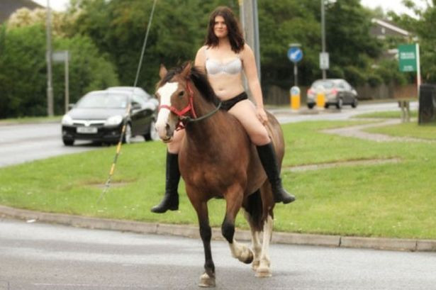 Lady Godiva, in varianta moderna. O tanara britanica a iesit la plimbare cu calul, imbracata doar in lenjerie intima