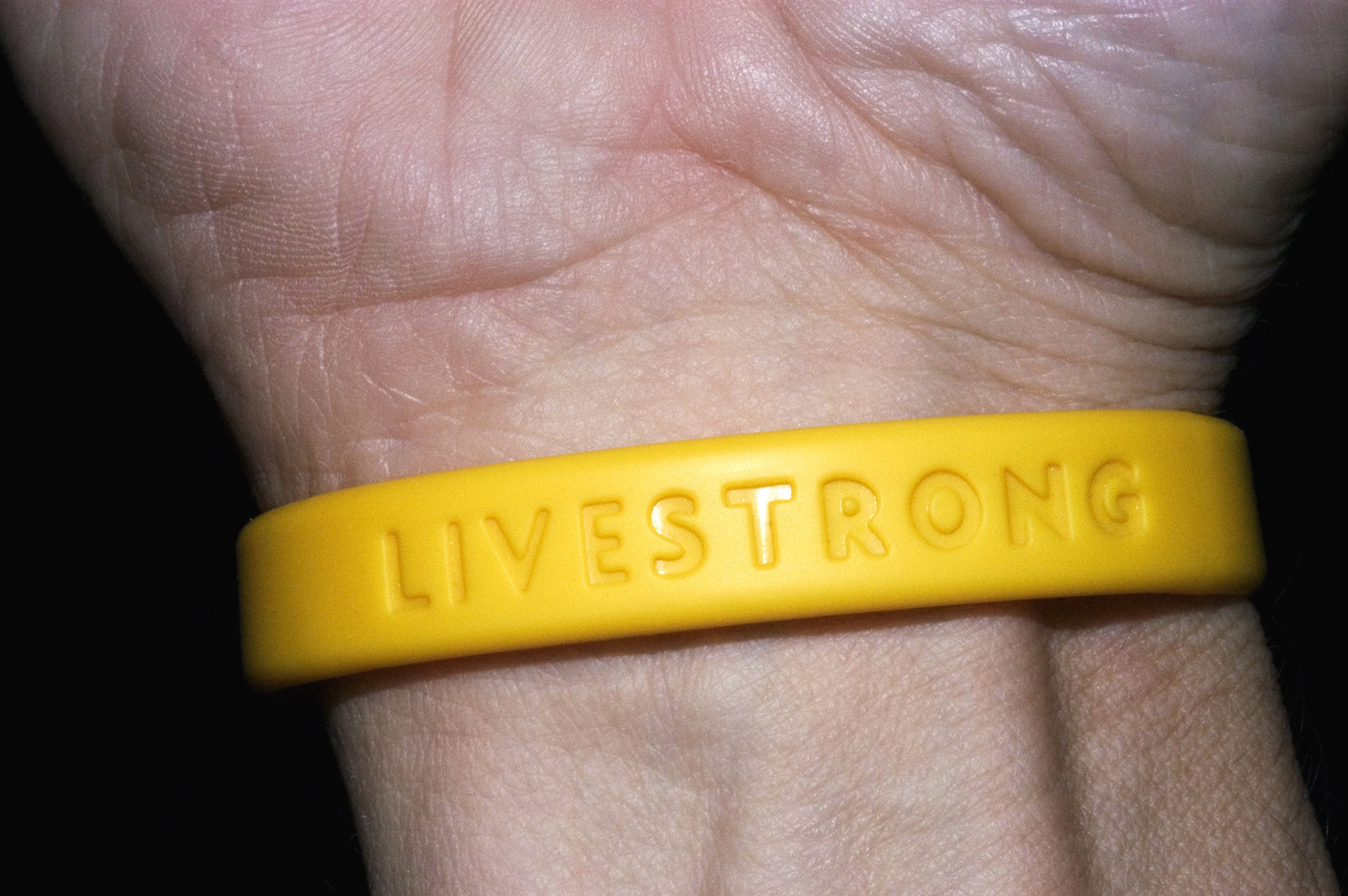 A supravietuit cancerului, iar acum a pozat topless si a facut publica imaginea. Ce reactii a primit pe Facebook