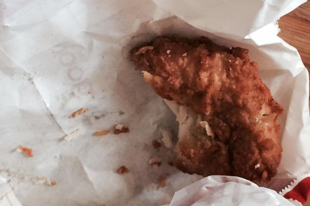 Un client din Marea Britanie sustine ca gasit un vierme in mancarea comandata de la un fast-food. Reactia restaurantului