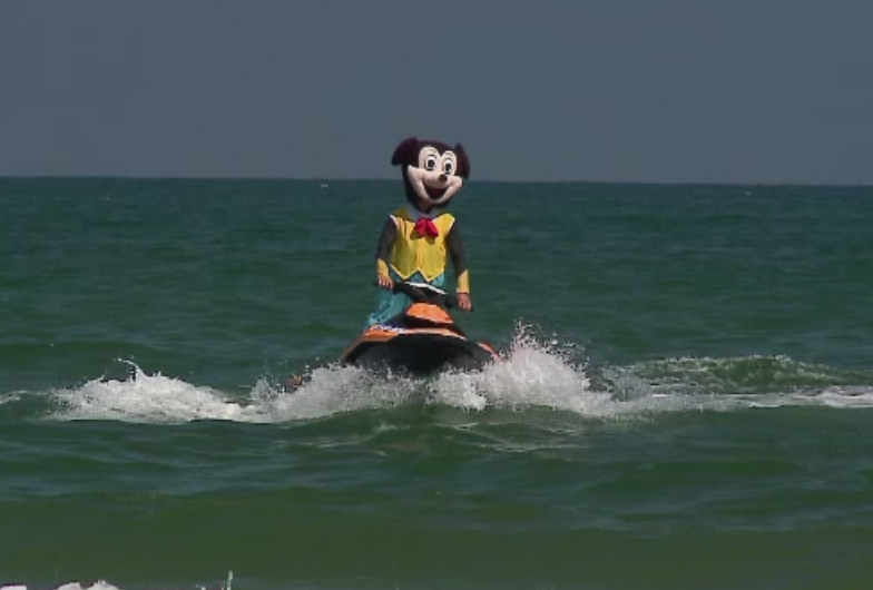 Scenele care i-au facut pe turisti sa faca poze cu telefoanele. Personaje Disney au dat spectacol pe litoral