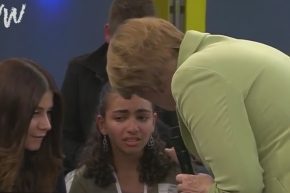 Refugiata pe care Angela Merkel a facut-o sa planga a primit un nou permis de sedere in Germania, impreuna cu familia sa