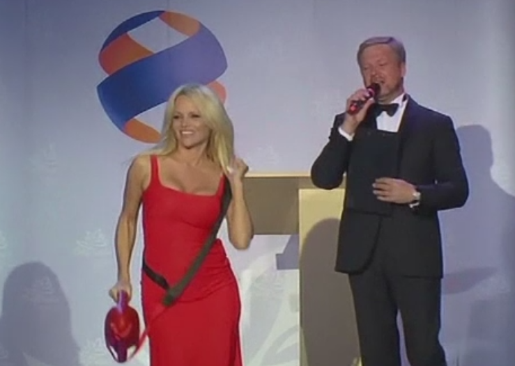 Pamela Anderson isi vinde pluta din BayWatch pentru a ajuta o gradina zoologica distrusa de inundatii