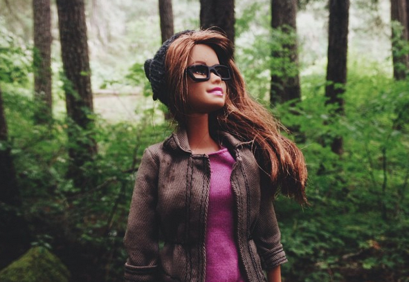 Papusa Barbie, varianta hipster. Contul de Instagram care a creat nebunie: in ce ipostaze apare celebra papusa