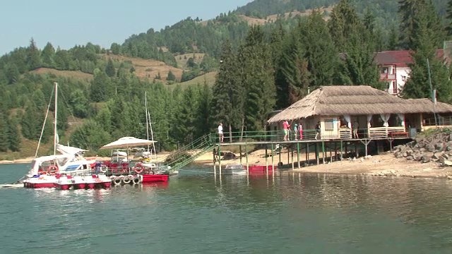 Lacul din inima muntilor unde poti avea o vacanta ca in Grecia. In urma cu 40 de ani nu exista, acum poate deveni statiune