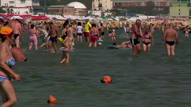 80.000 de turisti au fost pe litoral in primul weekend din septembrie. "La cum se anunta vremea, vom petrece Craciunul aici"