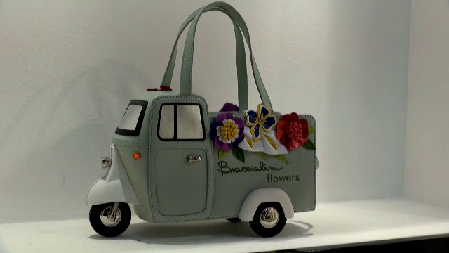 Tendintele in marochinarie, prezentate la targul de la Milano. Deviza sezonului: "Cu cat mai excentric, cu atat mai bine"