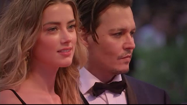 Festivalul de Film de la Venetia. Johnny Depp, pe covorul rosu, la bratul sotiei. Aparitia lui a creat isterie printre fane