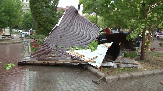 Vijeliile au facut prapad in Bistrita. Acoperisul unui bloc a fost smuls si aruncat la 20 de metri distanta