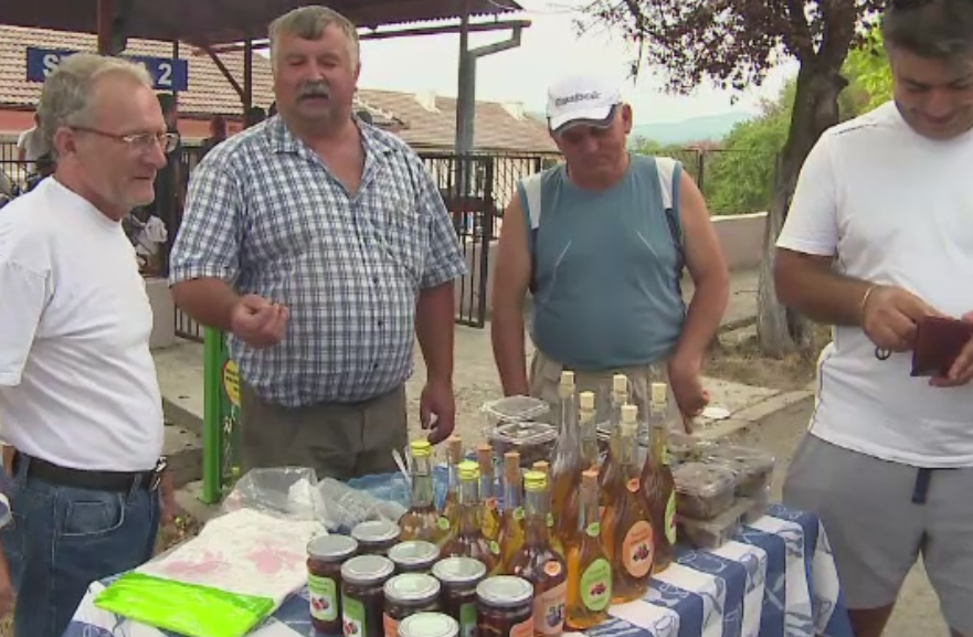 Petrecere in singura comuna din tara cu plantatii de smochini. Turistii au fost rasfatati cu dulceata si tuica
