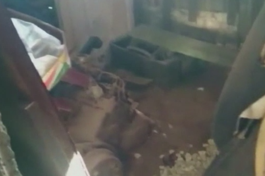 Caz incredibil in Argentina. Un barbat si-a tinut fiul si sotia intr-o cusca de lemn de la subsolul casei, timp de 6 ani