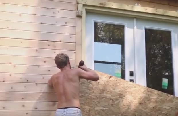 Studentul care s-a saturat sa plateasca in fiecare luna chirie si si-a construit singur o casuta dotata cu panouri solare