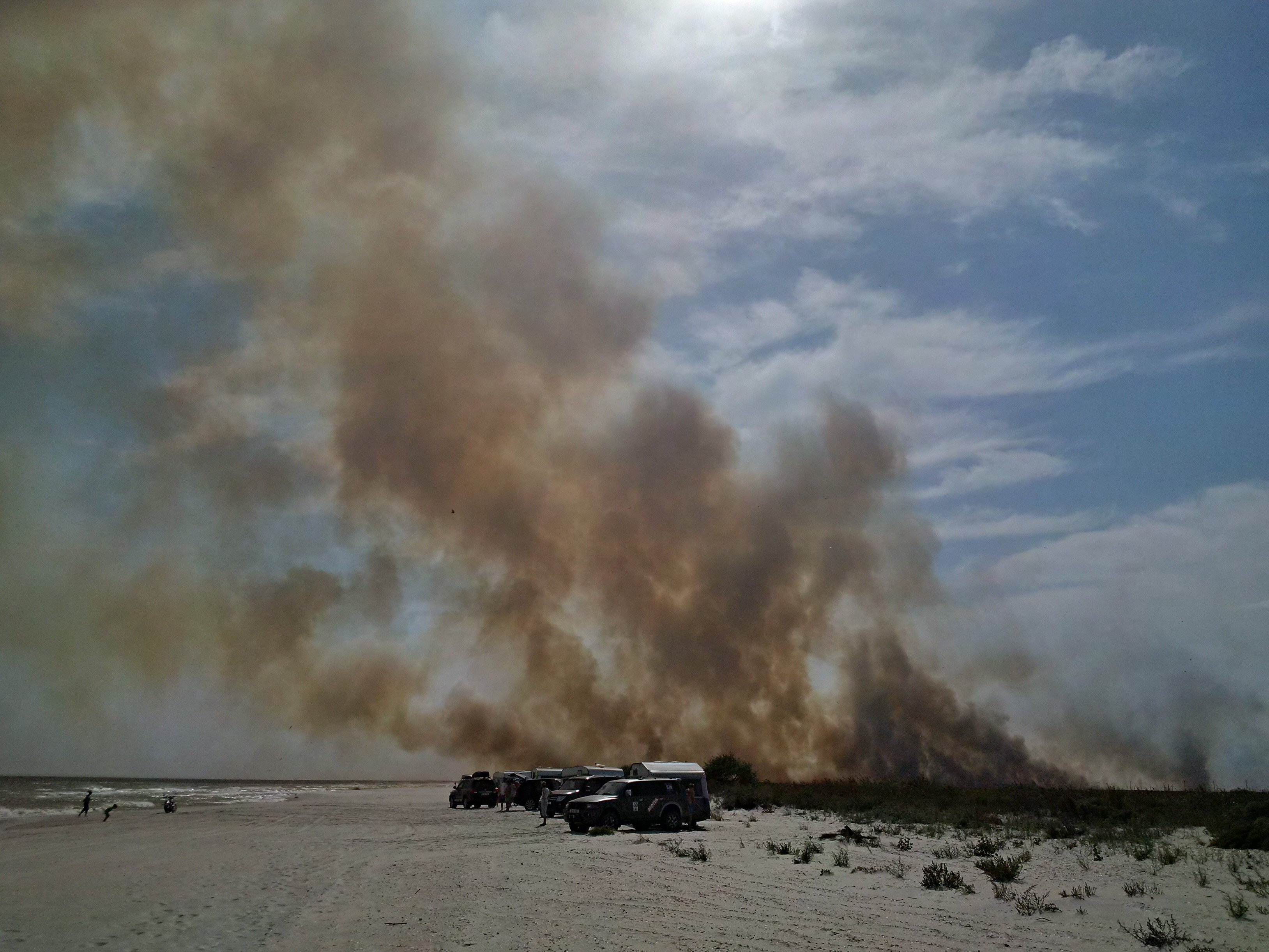Vreme neobisnuit de calda pe litoral. Un incediu de vegetatie izbucnit in vecinatatea plajei de la Vadu