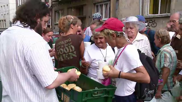 Ideea unor profesori din Cluj a ajuns un fenomen national. Proiectul "o masa calda" atrage donatii din toata tara