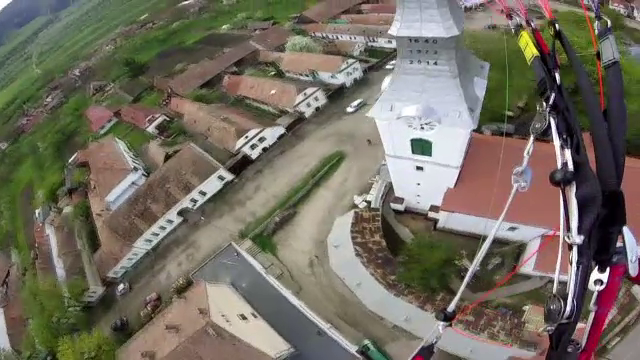 Unul dintre cele mai frumoase sate din tara poate fi admirat si de la inaltime. Afacerea cu bani europeni a unor tineri