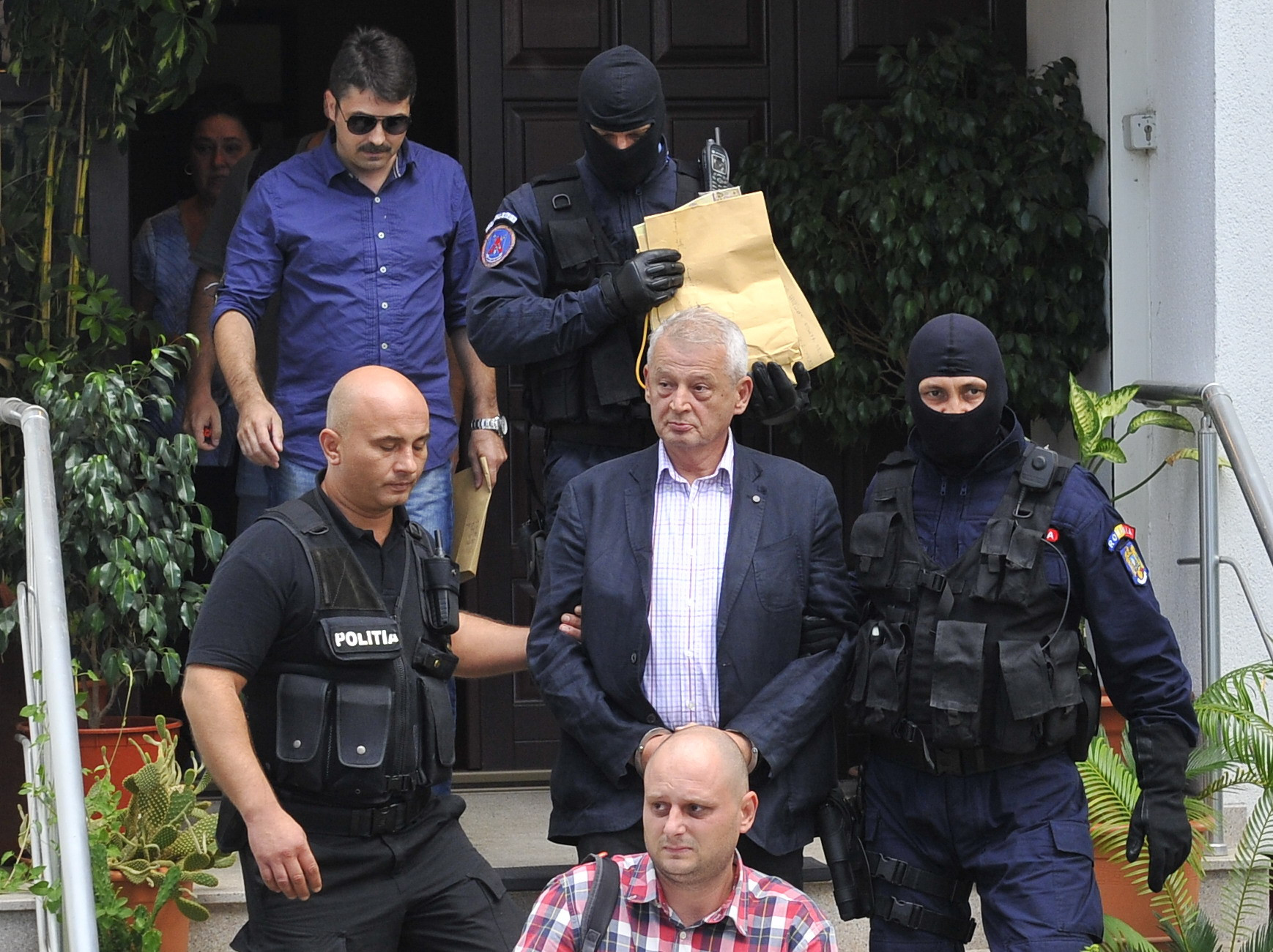 Oprescu ramane dupa gratii cel putin pana luni. Doua admiratoare au vrut sa il viziteze in arest pentru a-l incuraja personal