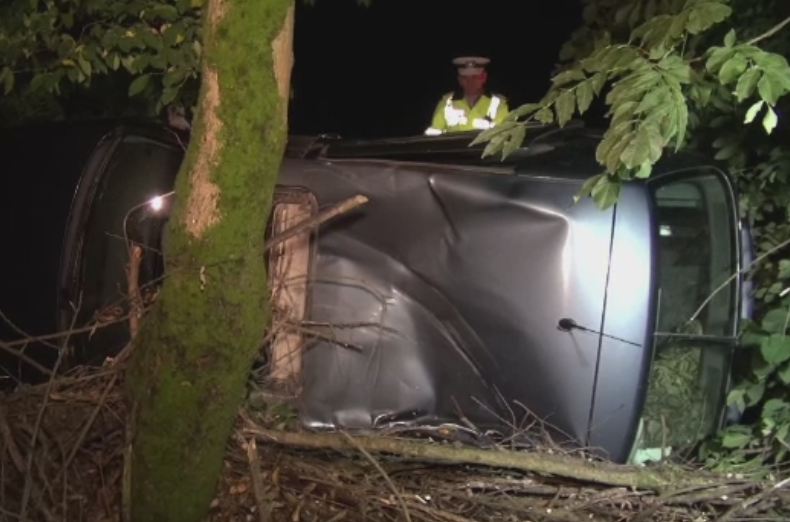 Aventura a doi tineri bauti intr-o masina. S-au rasturnat pe marginea drumului, dar nu vor sa recunoasca cine conducea