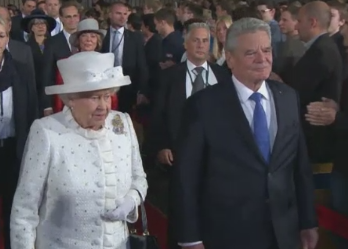 La 89 de ani, regina Elisabeta a II-a este una dintre cel mai bine imbracate femei din lume. Tinutele cu care a fermecat