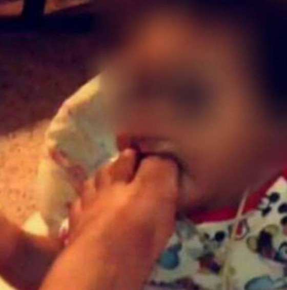 O mama minora s-a fotografiat cu degetul de picior in gura copilului ei si a publicat imaginea. Politia face ancheta