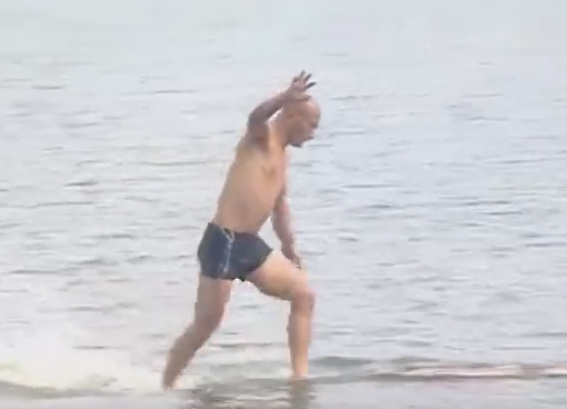 Record mondial stabilit de un calugar shaolin, care a mers pe apa pe o distanta de 125 de metri. Cum a fost posibil. VIDEO