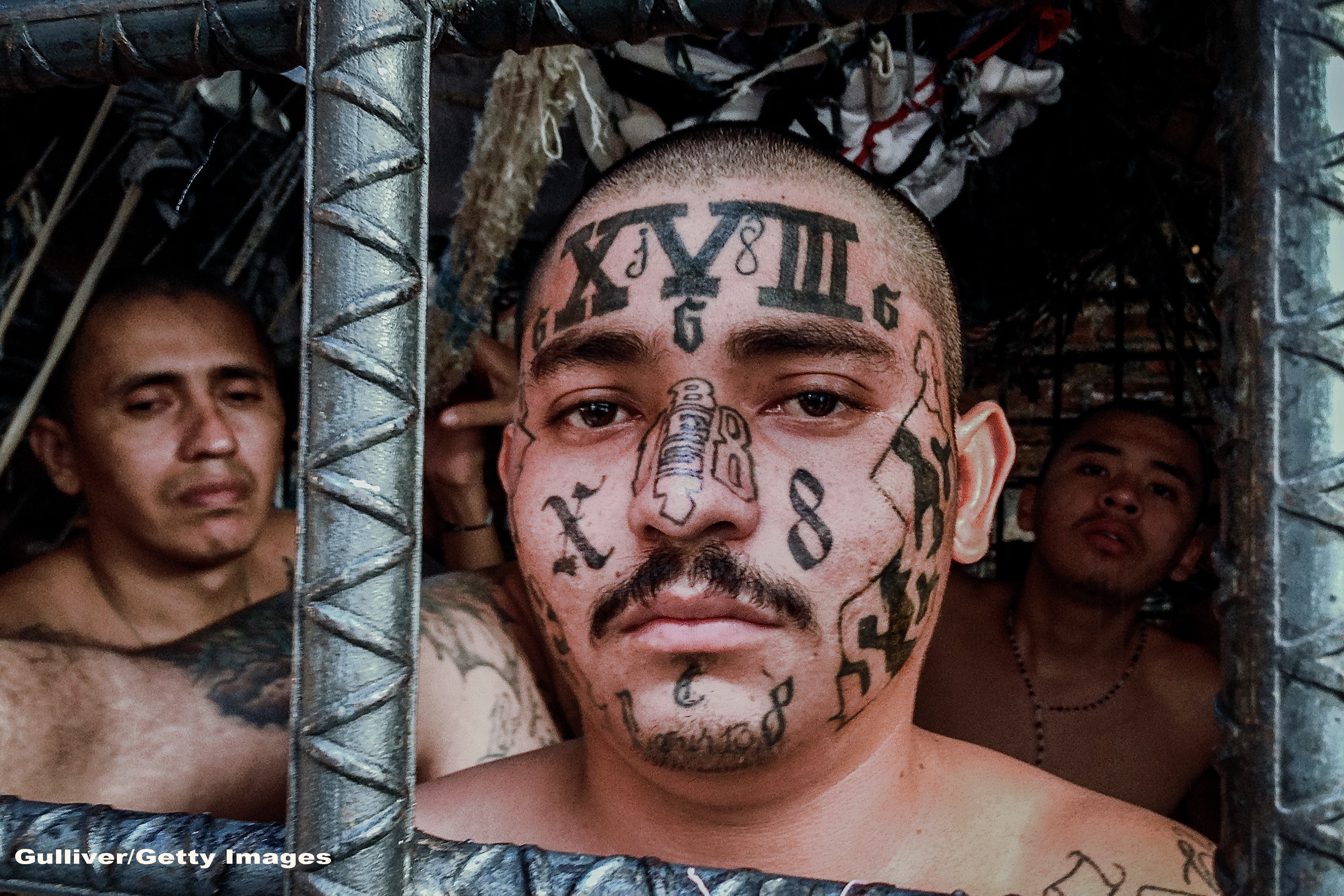 Membrii acestei bande de gangsteri din El Salvador sunt atat de violenti, incat au propria lor inchisoare. Ce este MS-13