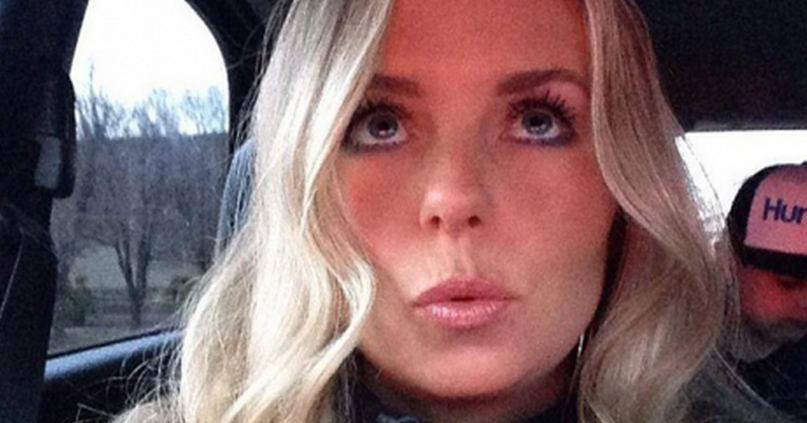 A angajat un detectiv particular sa-i spioneze sotia, dar surpriza a avut-o detectivul. Cu cine avea tanara o aventura