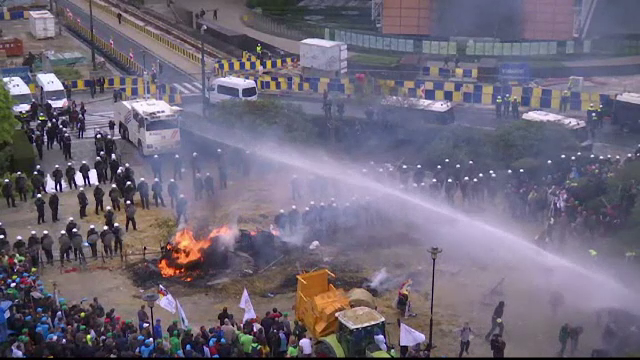 Proteste violente ale fermierilor la Bruxelles. Comisia Europeana va deloca 500 mil. EURO ca ajutor de urgenta