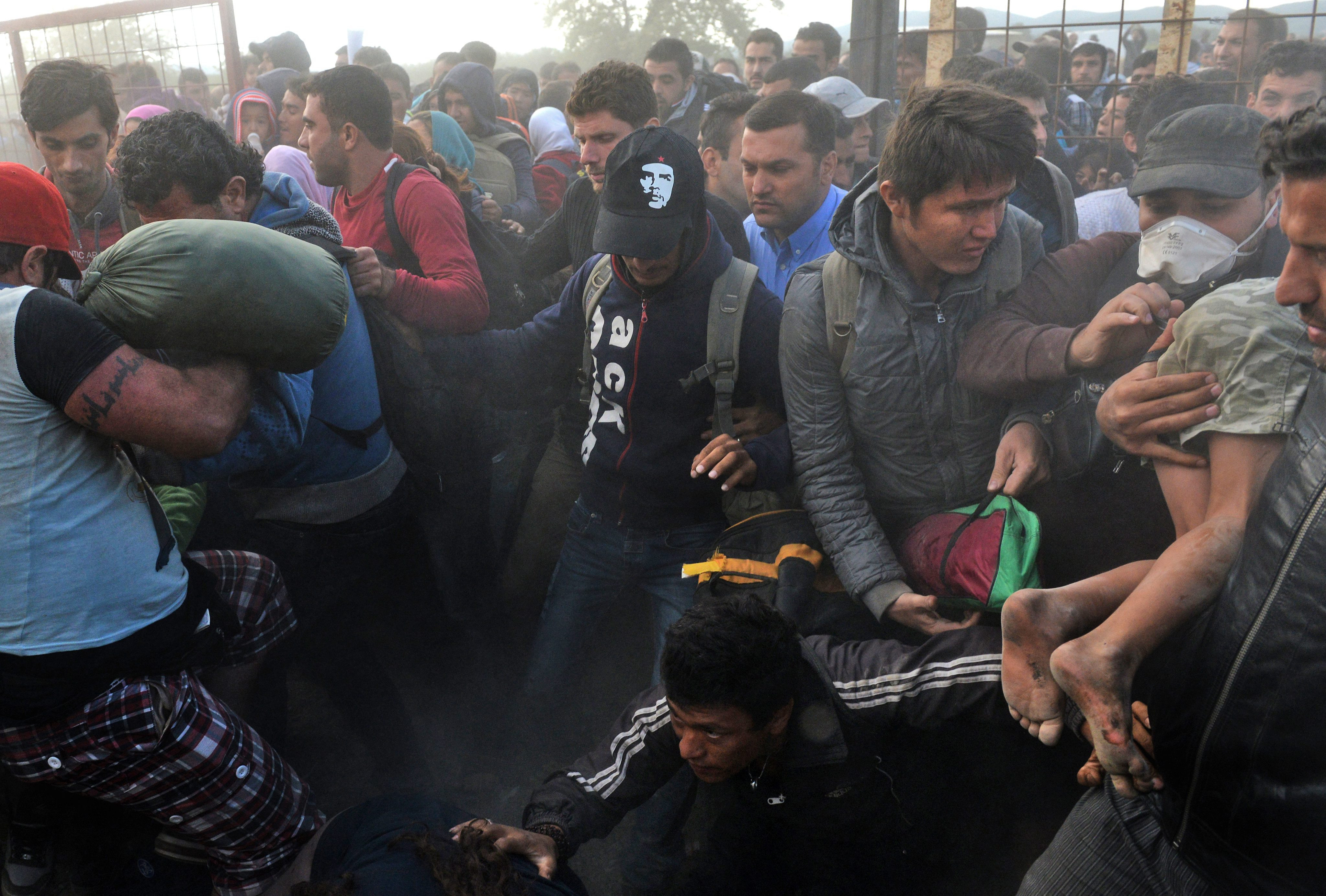 Sute de imigranti au fortat un cordon al politiei la granita sarbo-ungara. Angela Merkel: "Refugiatii vor schimba Germania"