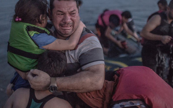 Tatal sirian fotografiat plangand in timp ce isi tinea copiii la piept a ajuns in Germania impreuna cu familia sa. FOTO