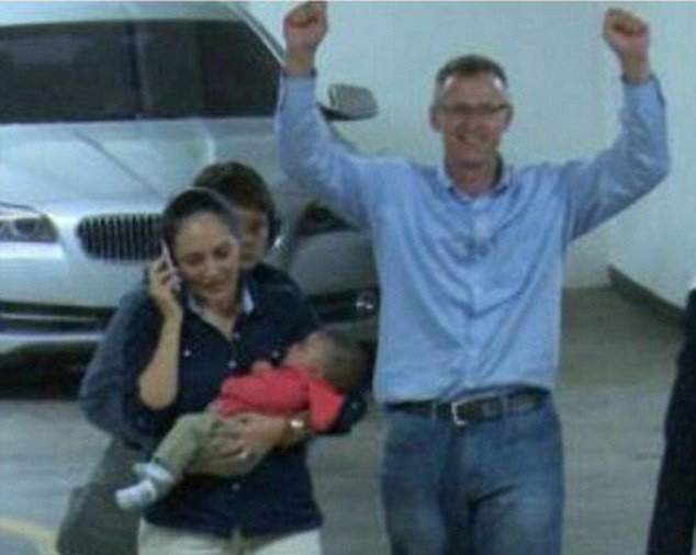 Momentul emotionant in care un cuplu si-a regasit bebelusul, schimbat la nastere, intr-un spital din El Salvador