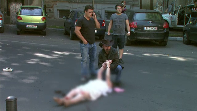 O femeie de 100 de ani, lovita in plin in timp ce traversa fara se se asigure, in Capitala. Dupa cat timp a venit ambulanta