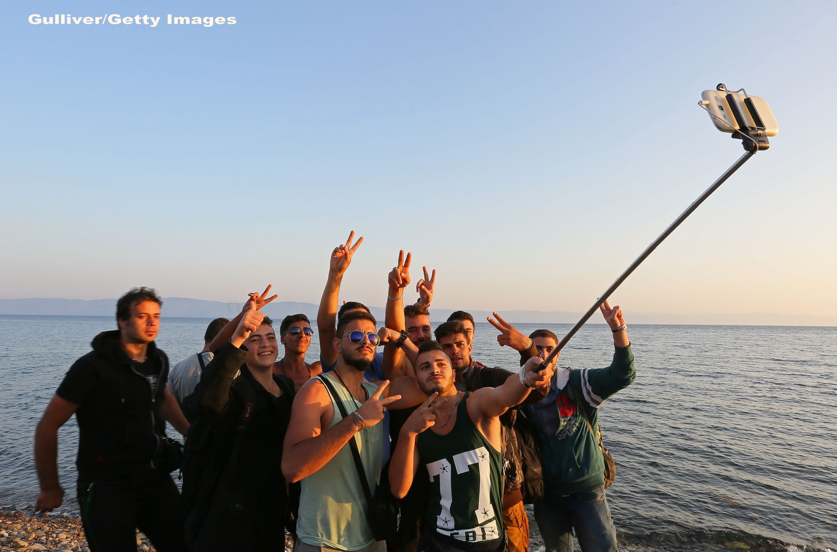 Refugiat, dar cu gadget. Sirienii care au ajuns pe insula Lesbos au celebrat "victoria" printr-un mare .. selfie