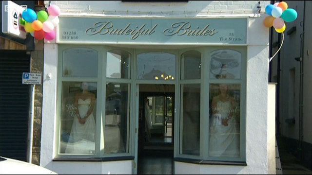 Doua tinere au stat 58 de ore in vitrina unui magazin cu rochii de mirese. Premiul pentru care au acceptat aceasta provocare