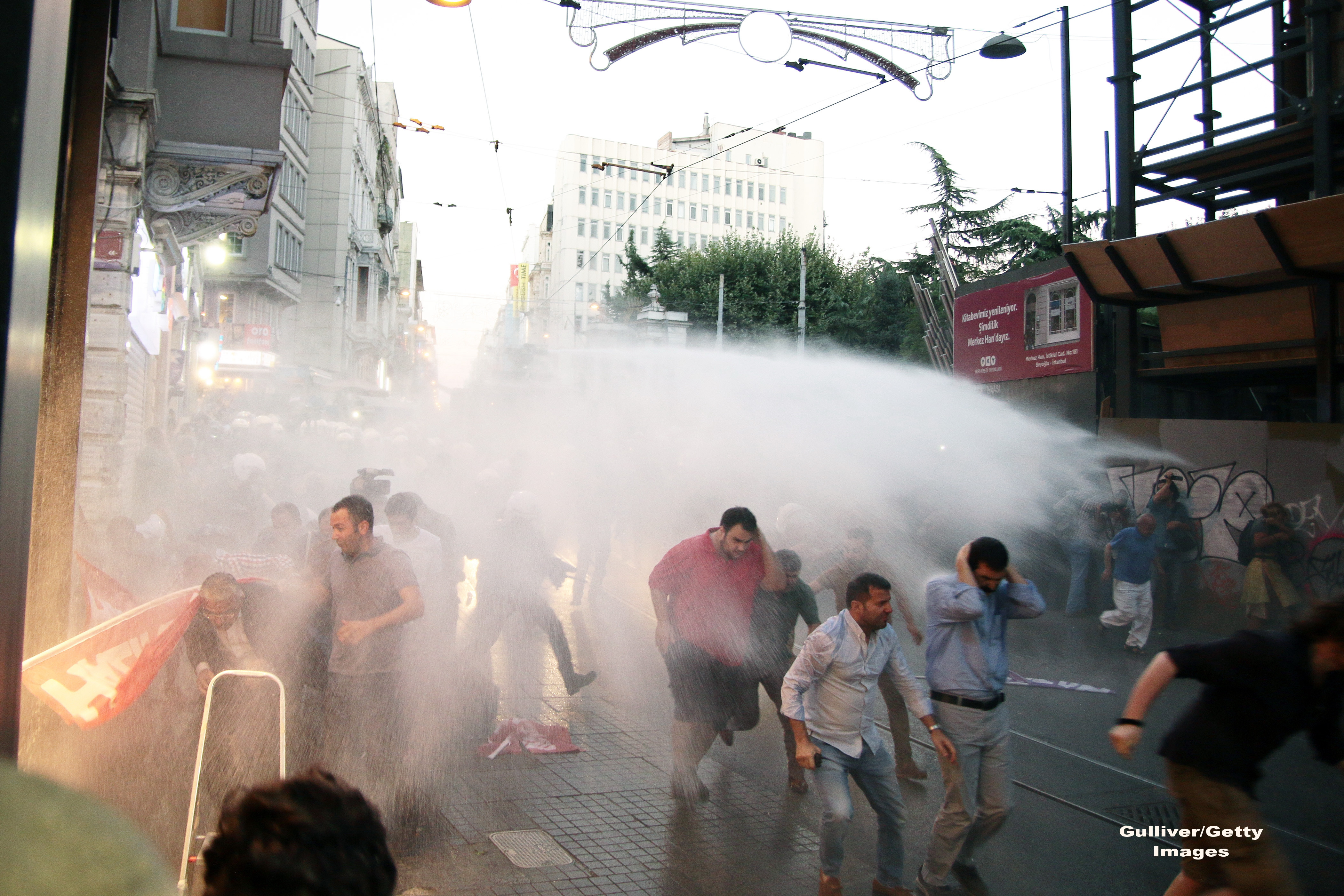 Violente in Turcia. Sediul ziarului Hürriyet din Istanbul a fost atacat de sustinatorii presedintelui Erdogan