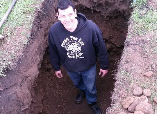 Cascador britanic, la un pas de moarte dupa ce s-a ingropat de viu, legat la maini. A fost scos inconstient dupa 9 minute