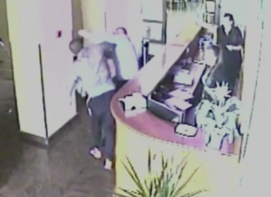 Directorul unui hotel din Satu Mare, batut crunt dupa ce a intervenit in urma unui furt. Camerele i-au filmat pe hoti