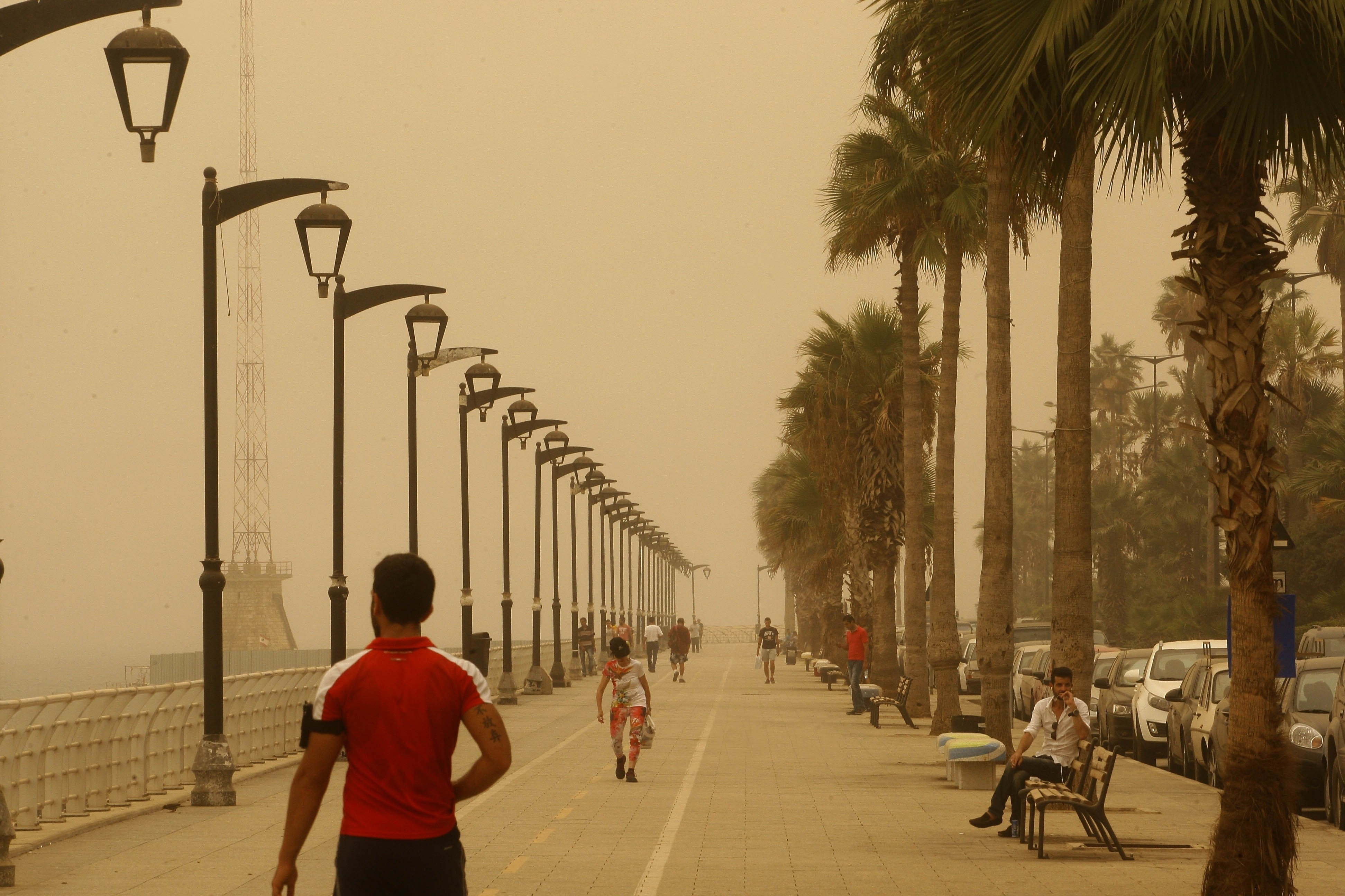 Libanul, afectat de cea mai grava furtuna de nisip din ultimii ani. Doi oameni au murit, iar sute au ajuns la spital. VIDEO