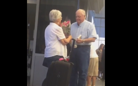 Tot internetul e impresionat de acest batran care isi asteapta sotia cu flori si bomboane la aeroport. Cum au fost filmati