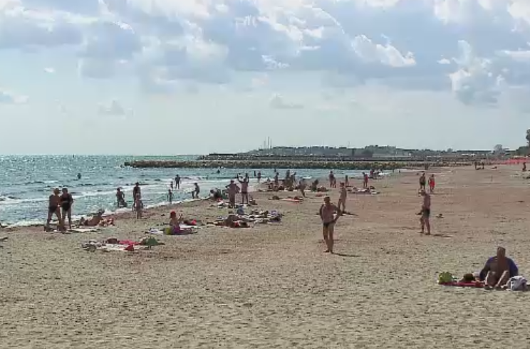 Obiecte ce par fragmente de dronă au fost descoperite la Eforie Nord. Apel al salvamarilor către turişti