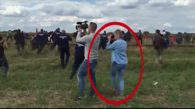 O jurnalista din Ungaria a lovit cu piciorul imigranti, inclusiv copii. Cum a fost sanctionata. VIDEO