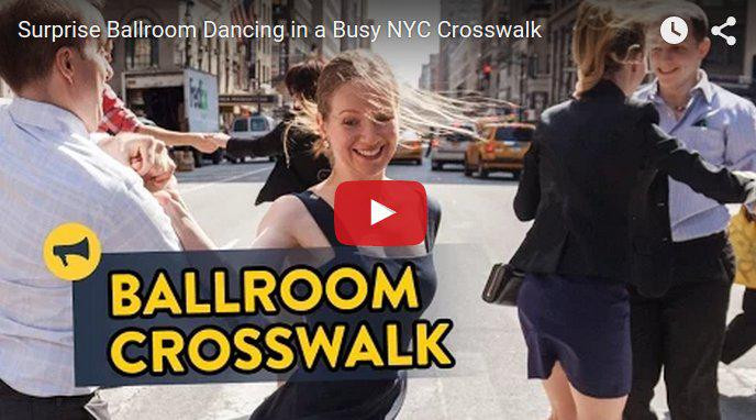 Spectacol de dans desfasurat in mijlocul celei mai aglomerate strazi din New York