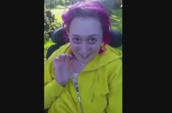 "Iata ce iti poate face o mica pastila". Cum arata aceasta tanara inainte sa ia Ecstasy, la o petrecere cu fetele. FOTO