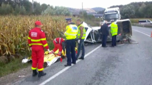 Tragedie in Caras Severin. Patru muncitori au murit dupa ce Dacia in care se aflau a fost zdrobita de un TIR