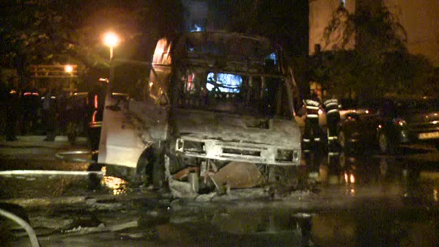 O masina s-a facut scrum, in Capitala. A fost nevoie de interventia a doua autospeciale pentru stingerea incendiului