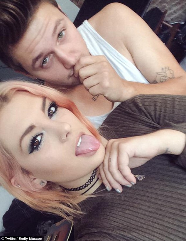 Gestul facut de parintii tinerei din New York i-a transformat in vedete pe internet. Gluma lor, apreciata de mii de oameni